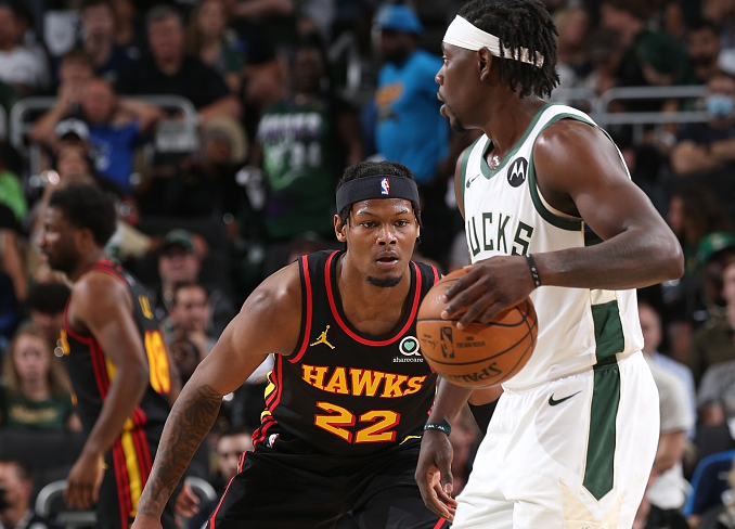 霍勒迪攻防一体雄鹿擒下老鹰豪取七连胜佳绩    霍勒迪攻防一体雄鹿擒下老鹰豪取七连胜佳绩